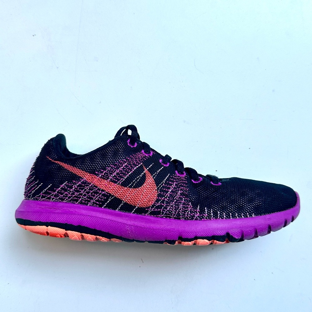 Nike Women's Black and Pink Athletic Shoes